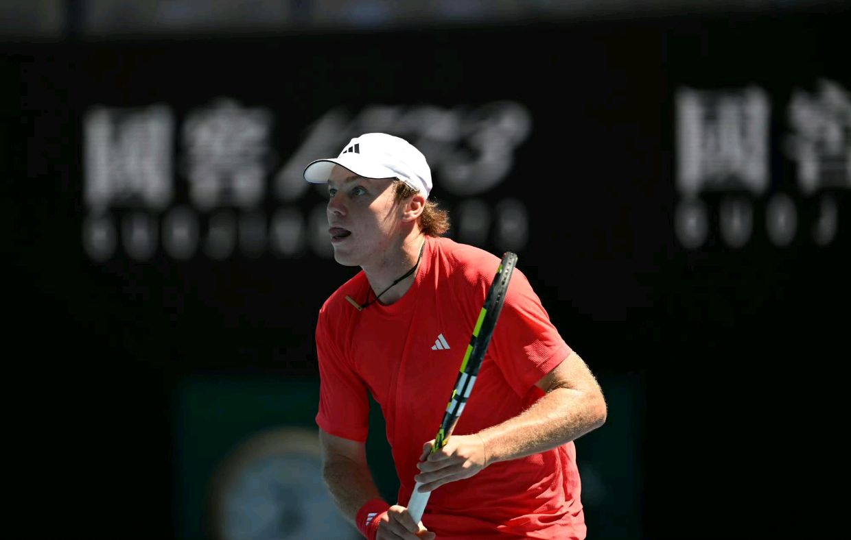 德国网球队碾压英国网球队，西西帕斯送出助攻的简单介绍