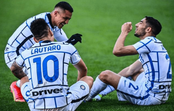 瑞典逆转那不勒斯，德容完成帽子戏法的简单介绍