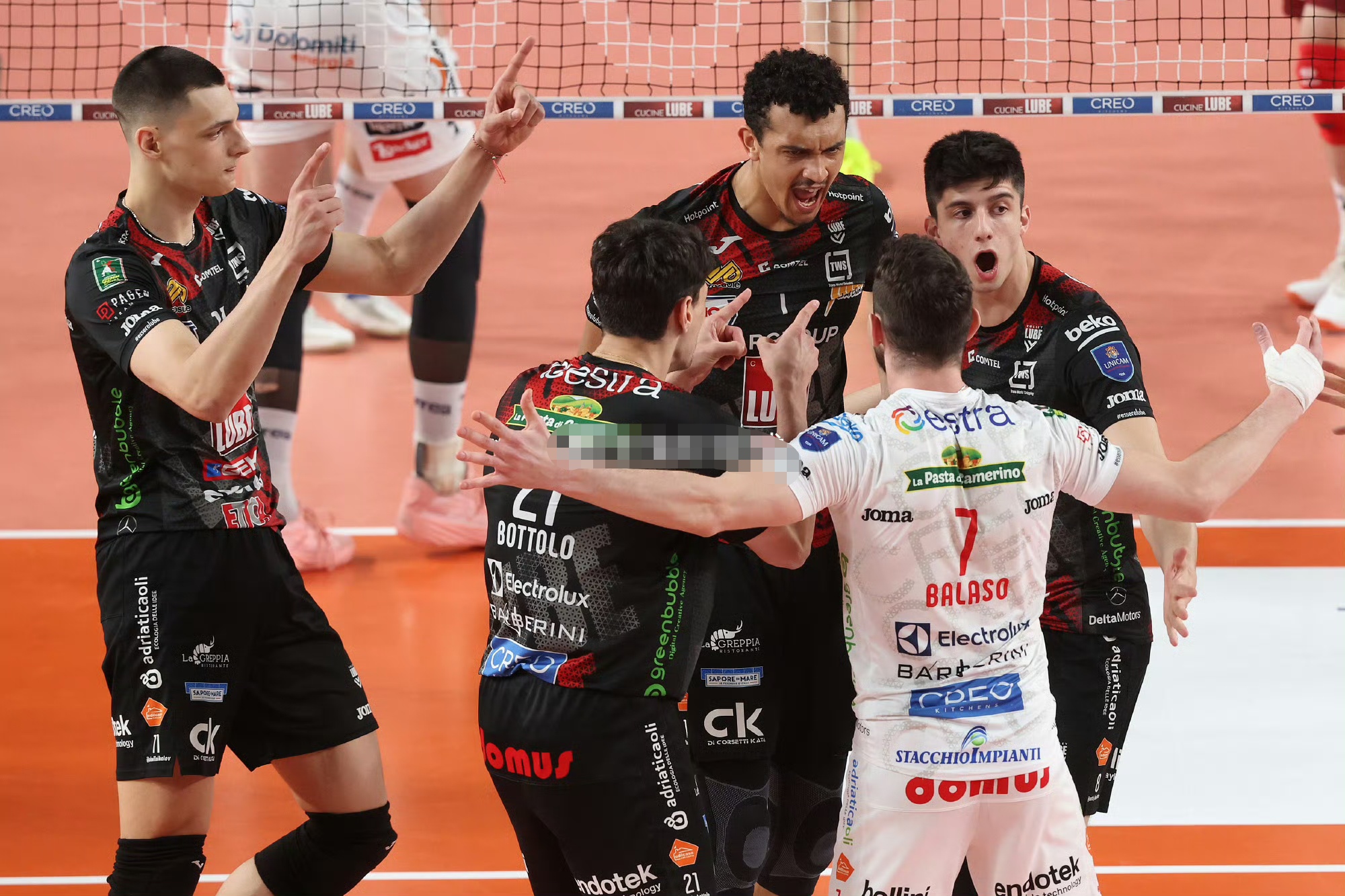 关于瓦伦西亚战胜对手，狂欢庆祝晋级的信息