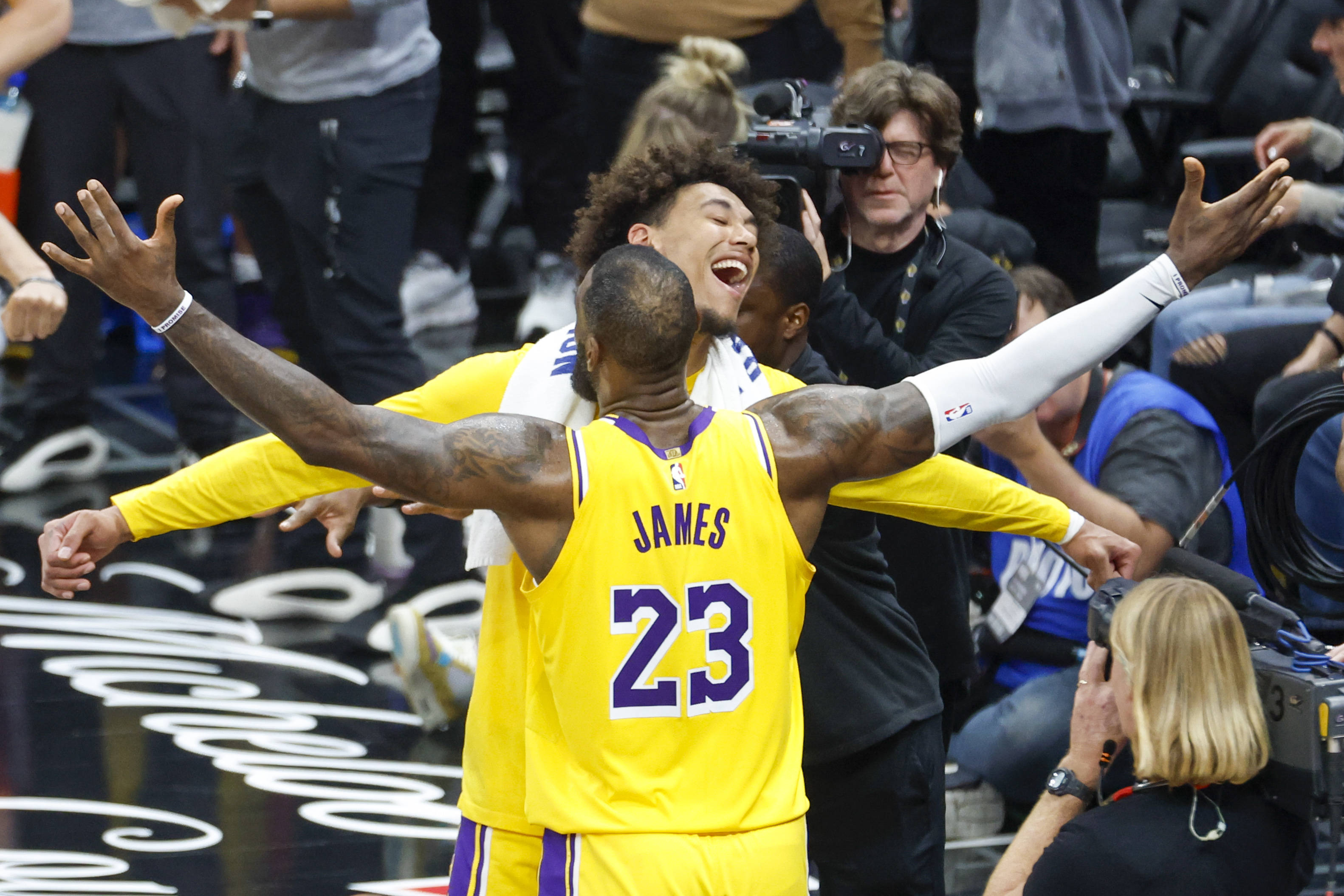 包含NBA球员在社交平台分享篮球生活的词条