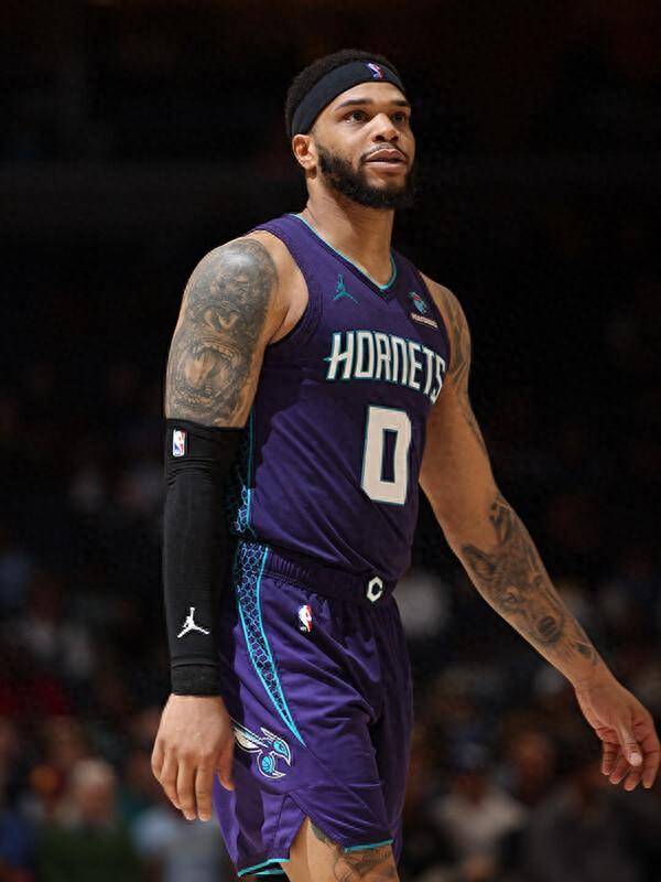 黄蜂队在主场惊险胜出，连续击垮灰熊队的简单介绍