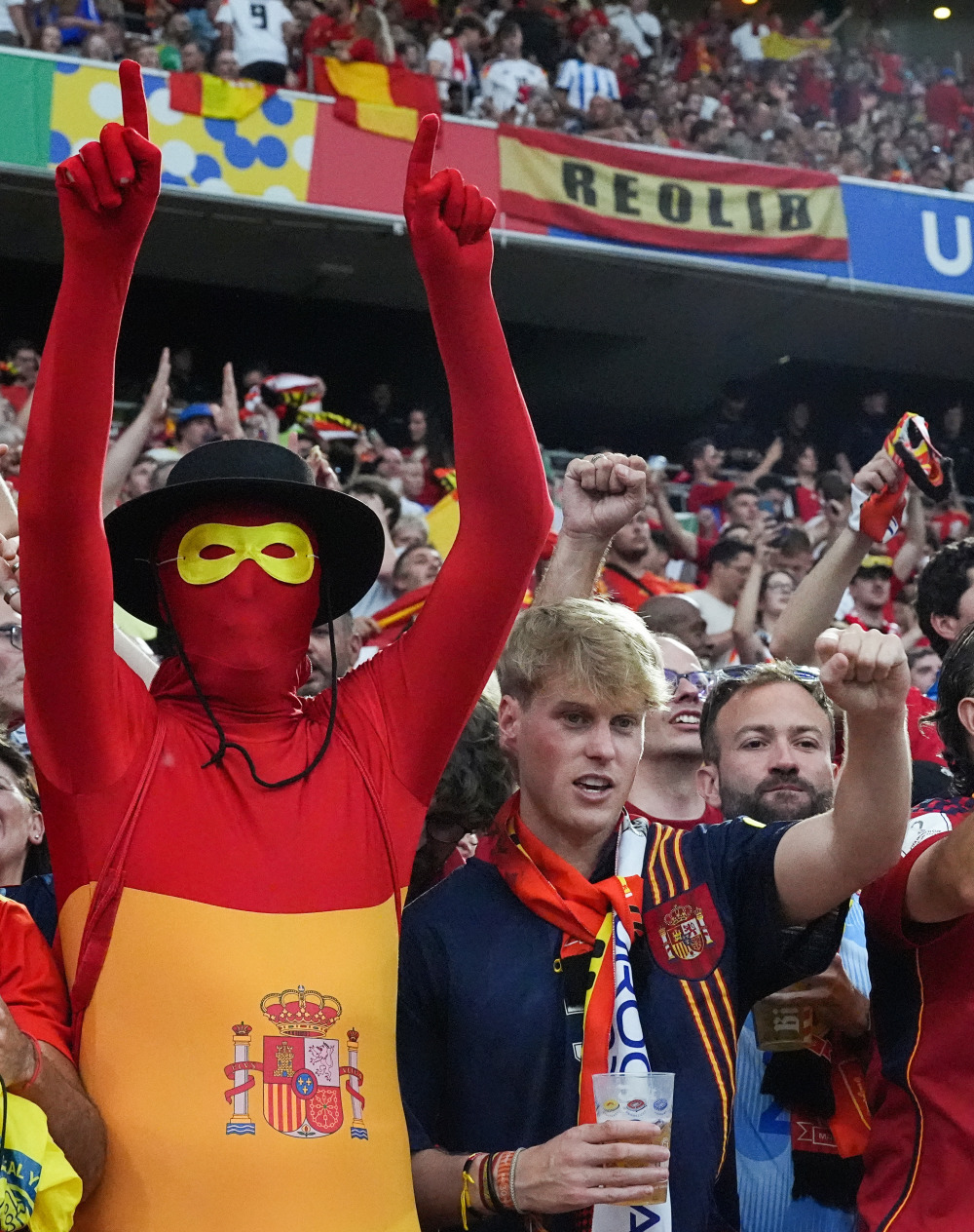 西班牙球队意气风发,喜迎胜利! 西班牙球队意气风发,喜迎胜利!