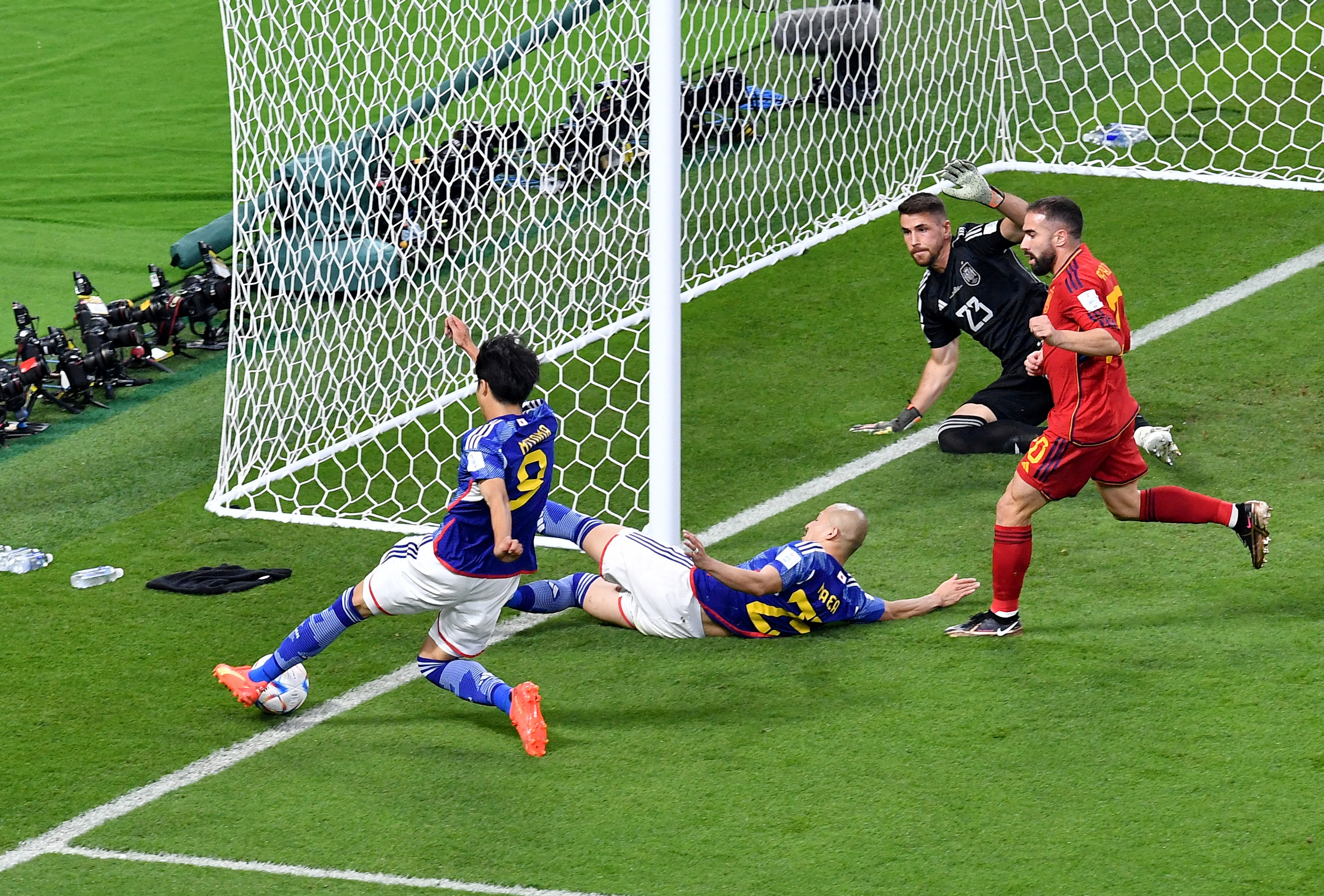 关于球员们在足球比赛中战斗到底的信息 关于球员们在足球比赛中战斗到底的信息